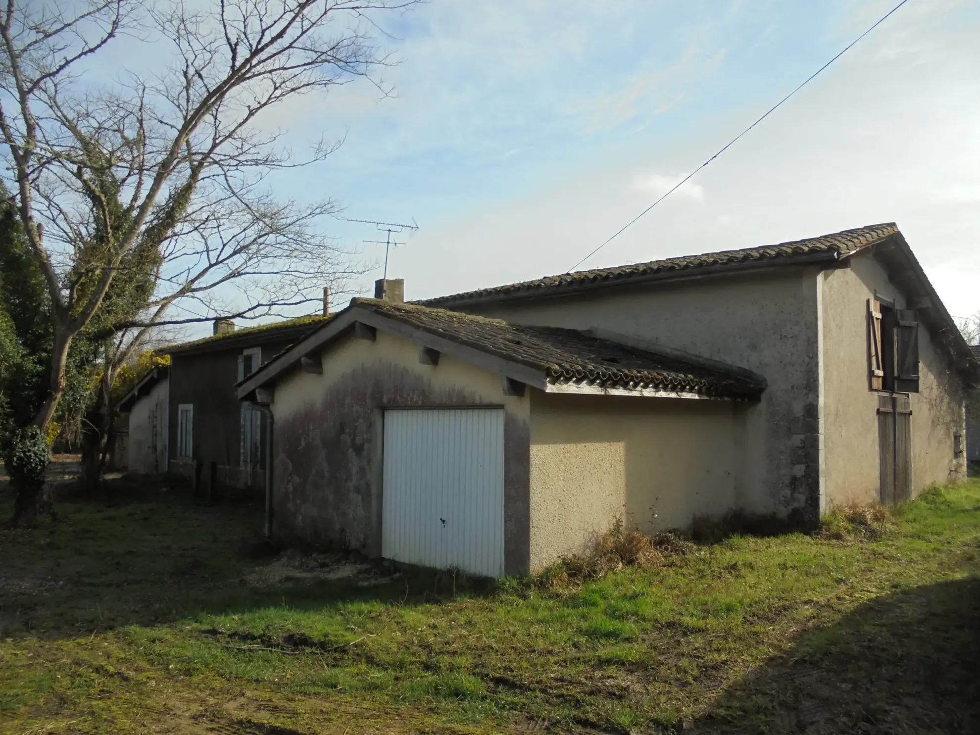 Grande propriété à rénover avec dépendances et terrains agricoles à Auros 