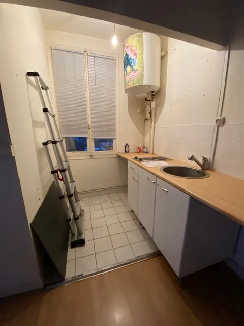 Loge de gardien ancienne à Paris 18ème, calme et à rénover 