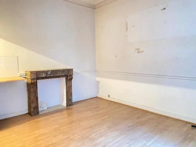 Loge de gardien ancienne à Paris 18ème, calme et à rénover 