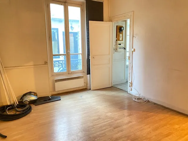 Loge de gardien ancienne à Paris 18ème, calme et à rénover 