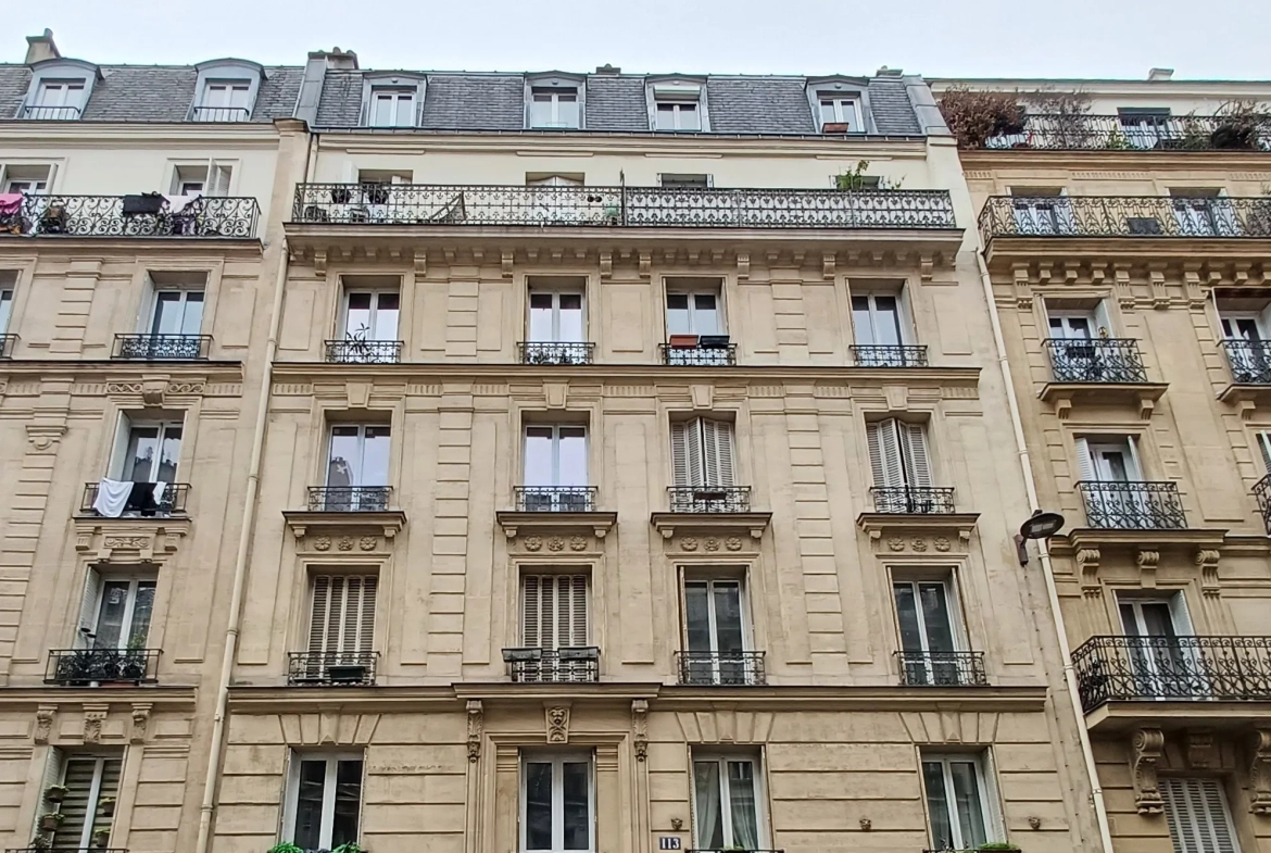Loge de gardien ancienne à Paris 18ème, calme et à rénover 
