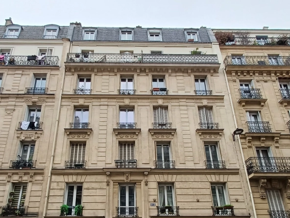 Loge de gardien ancienne à Paris 18ème, calme et à rénover
