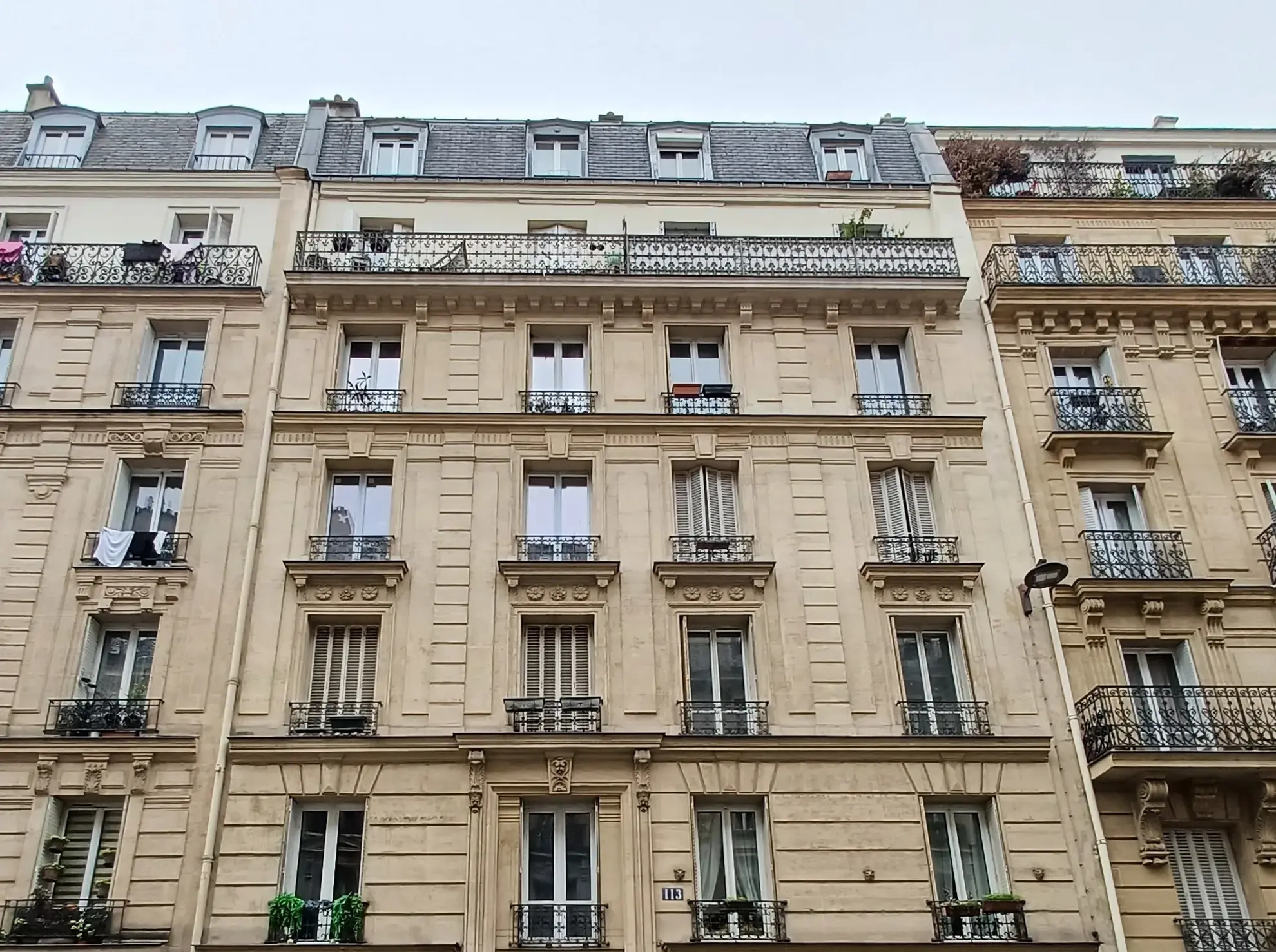 Loge de gardien ancienne à Paris 18ème, calme et à rénover 