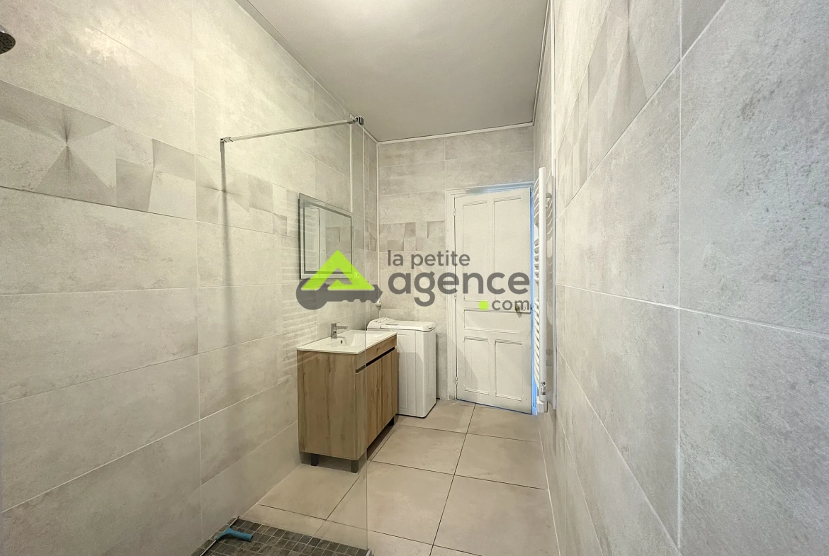 Maison à Bourganeuf avec sous-sol, terrasse et grands garages – 4 chambres, rénovée 