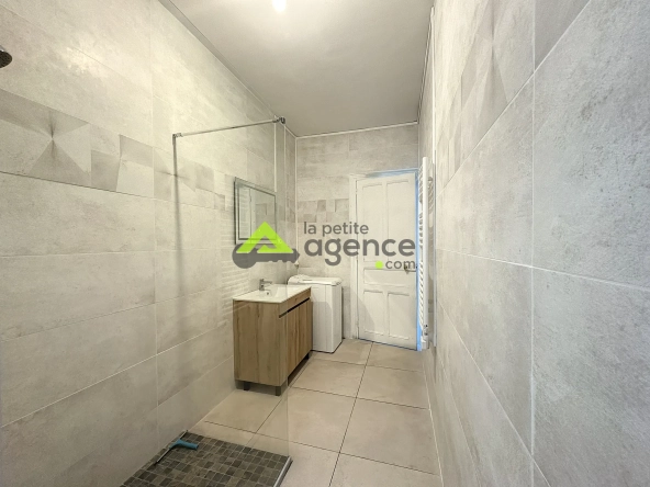 Maison à Bourganeuf avec sous-sol, terrasse et grands garages – 4 chambres, rénovée 