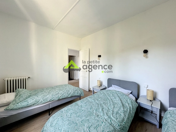 Maison à Bourganeuf avec sous-sol, terrasse et grands garages – 4 chambres, rénovée 