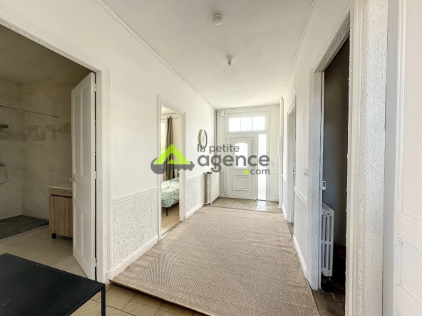 Maison à Bourganeuf avec sous-sol, terrasse et grands garages – 4 chambres, rénovée 
