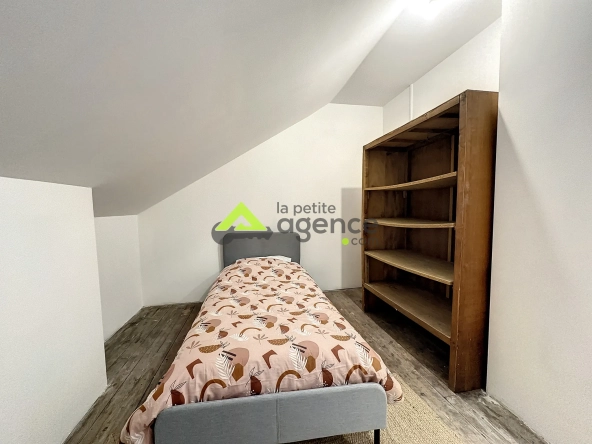 Maison à Bourganeuf avec sous-sol, terrasse et grands garages – 4 chambres, rénovée 