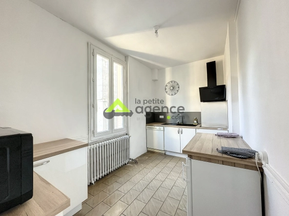 Maison à Bourganeuf avec sous-sol, terrasse et grands garages – 4 chambres, rénovée 