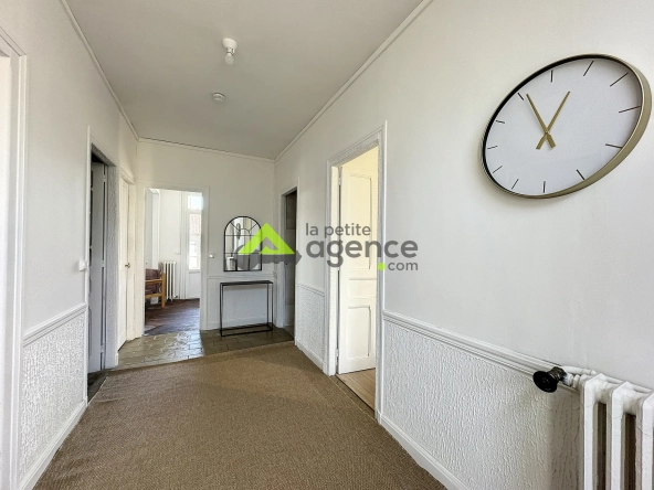 Maison à Bourganeuf avec sous-sol, terrasse et grands garages – 4 chambres, rénovée 