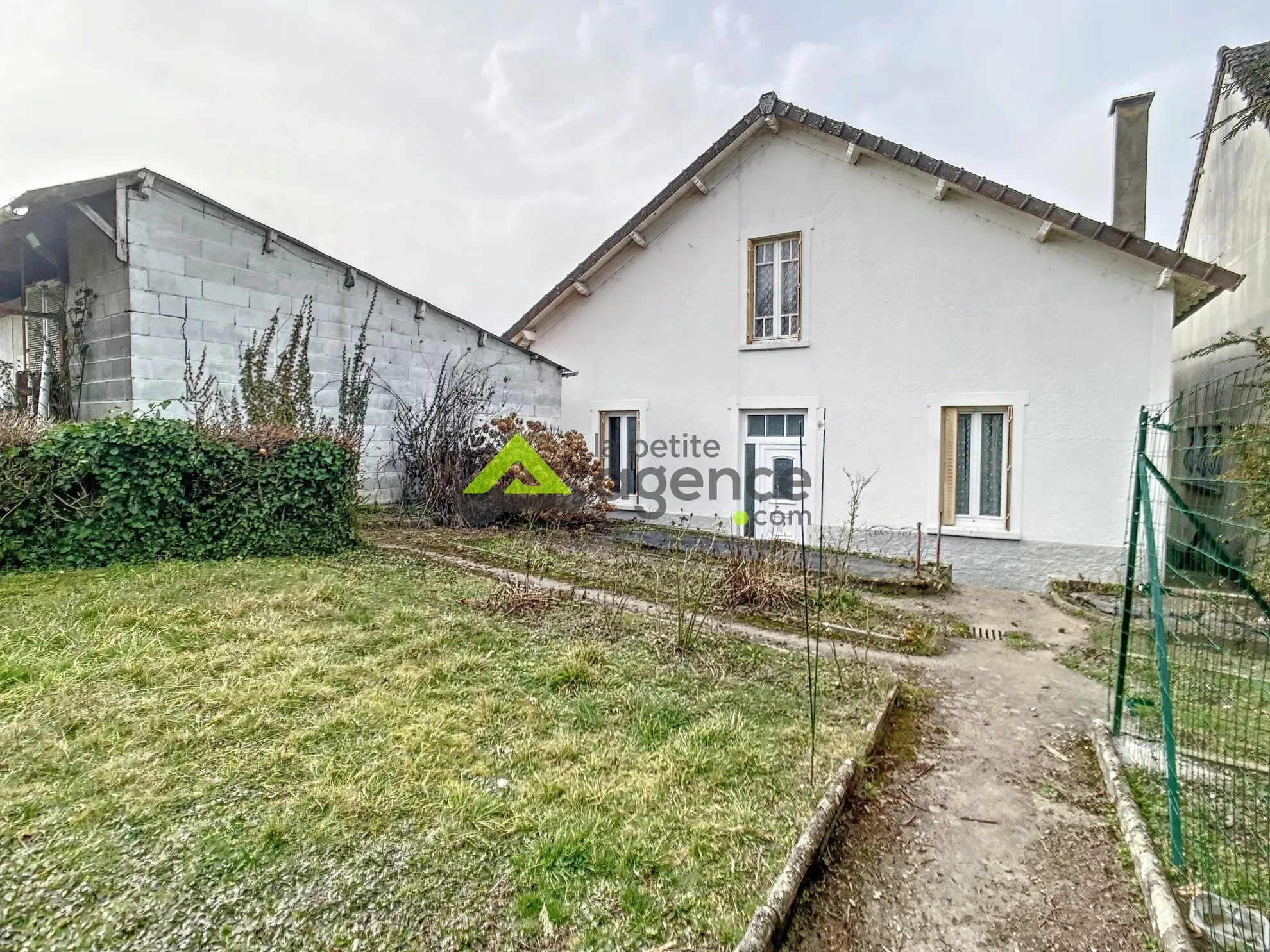 Maison à Bourganeuf avec sous-sol, terrasse et grands garages – 4 chambres, rénovée 