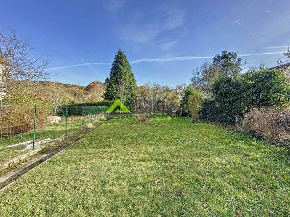 Maison à Bourganeuf avec sous-sol, terrasse et grands garages – 4 chambres, rénovée 