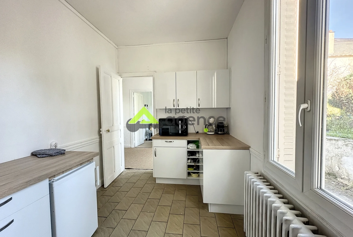 Maison à Bourganeuf avec sous-sol, terrasse et grands garages – 4 chambres, rénovée 