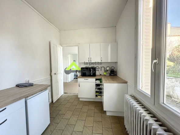 Maison à Bourganeuf avec sous-sol, terrasse et grands garages – 4 chambres, rénovée 