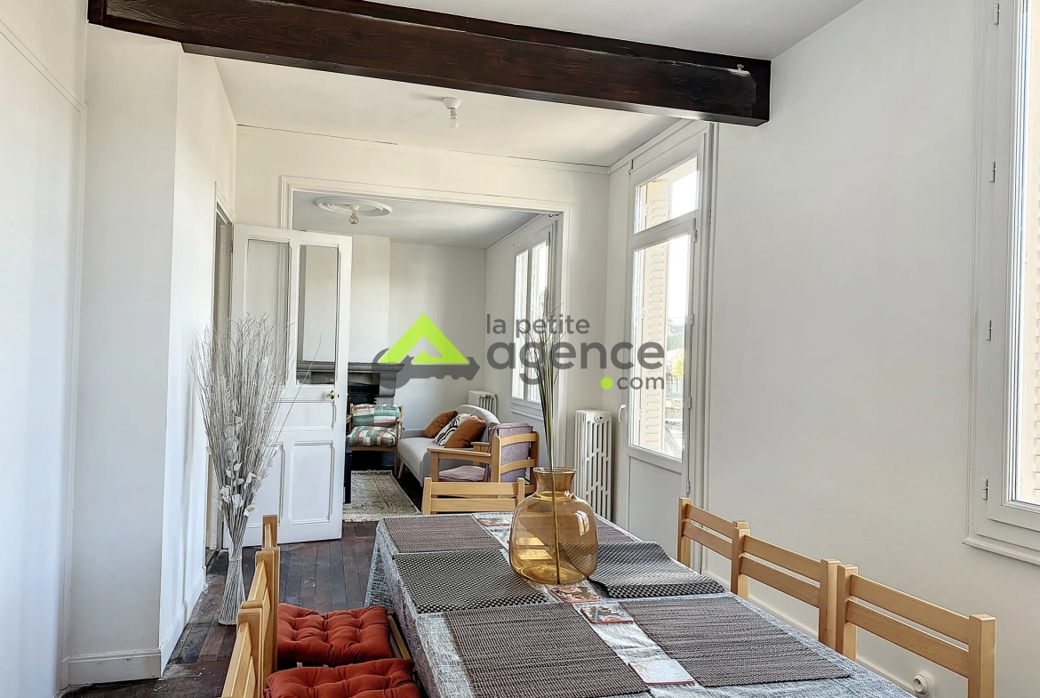 Maison à Bourganeuf avec sous-sol, terrasse et grands garages – 4 chambres, rénovée 