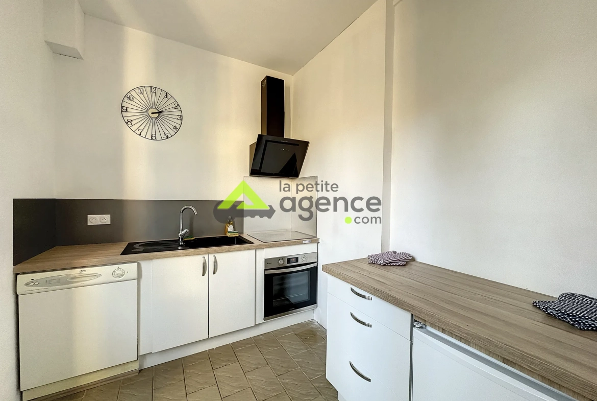 Maison à Bourganeuf avec sous-sol, terrasse et grands garages – 4 chambres, rénovée 