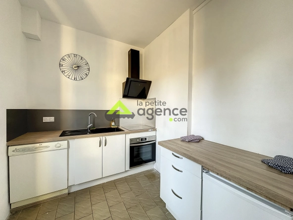 Maison à Bourganeuf avec sous-sol, terrasse et grands garages – 4 chambres, rénovée 