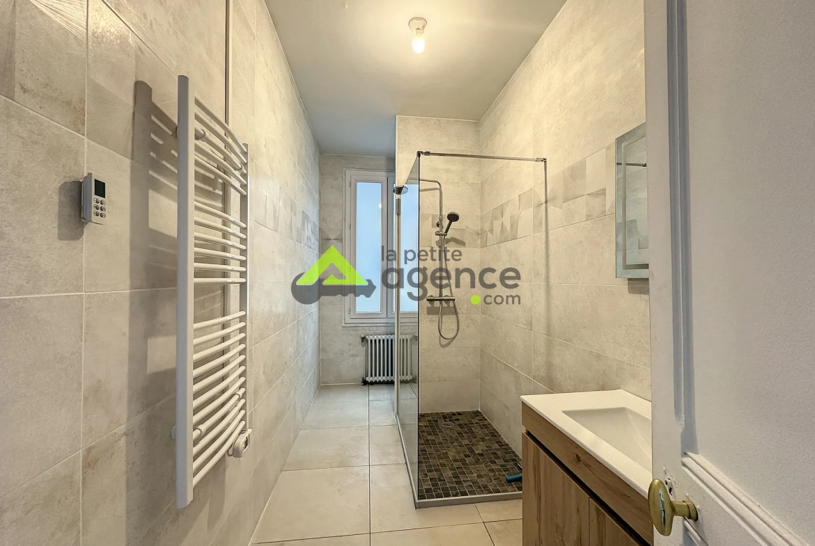 Maison à Bourganeuf avec sous-sol, terrasse et grands garages – 4 chambres, rénovée 