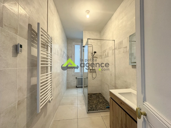 Maison à Bourganeuf avec sous-sol, terrasse et grands garages – 4 chambres, rénovée 