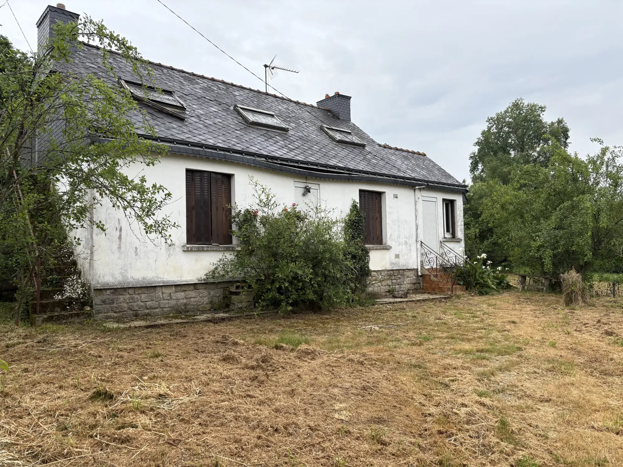 Maison à rénover de 55 m² avec grand terrain constructible à Plumeliau Bieuzy 