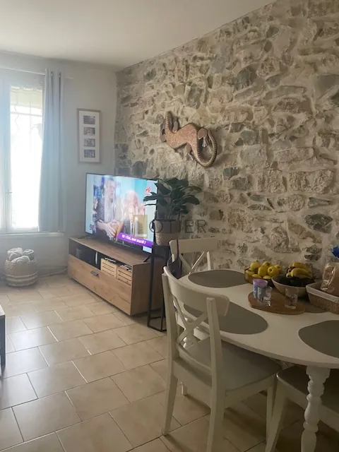 Maison de village à Rodilhan, proche Nîmes, avec deux appartements et garage 