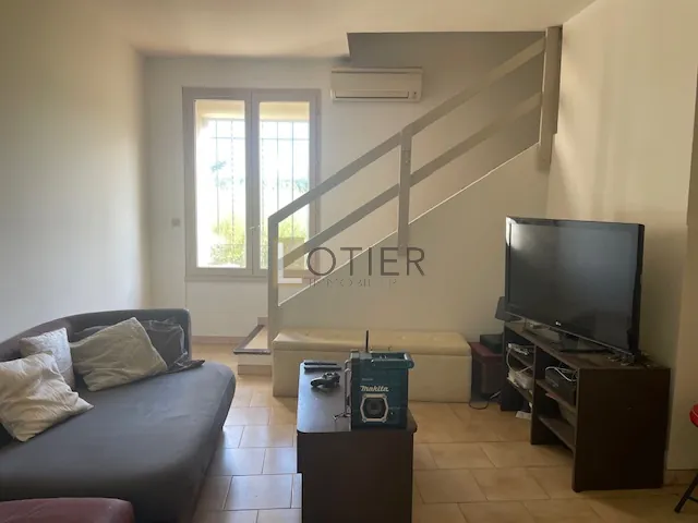 Maison de village à Rodilhan, proche Nîmes, avec deux appartements et garage 