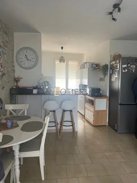Maison de village à Rodilhan, proche Nîmes, avec deux appartements et garage 