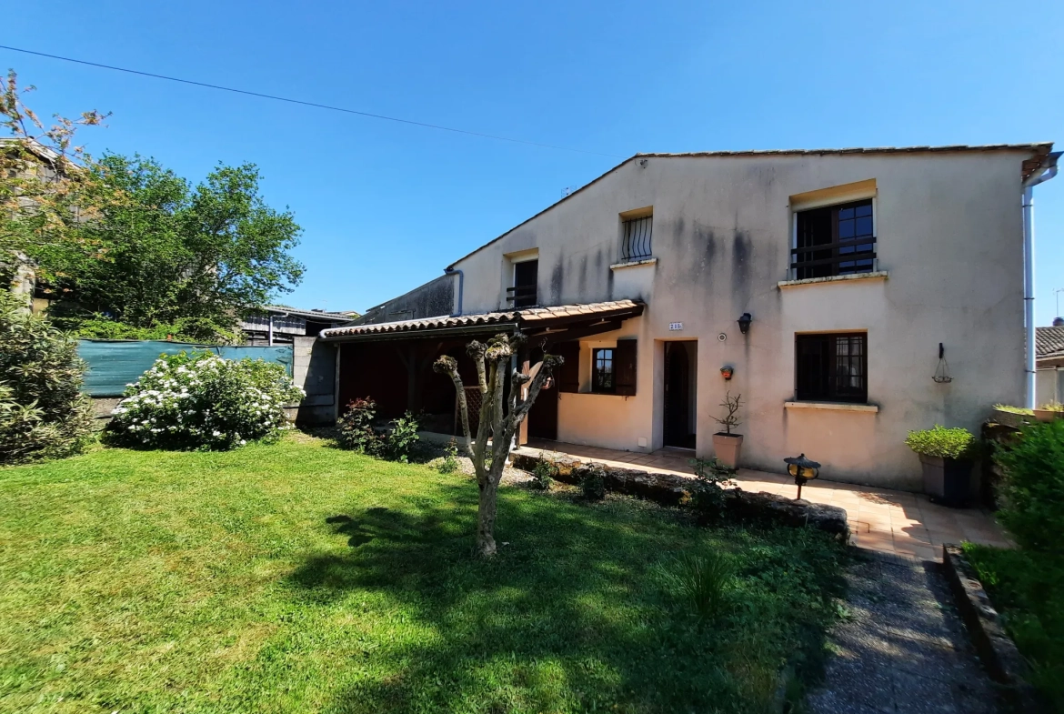 Maison de bourg avec jardin et garage à Sauveterre de Guyenne 