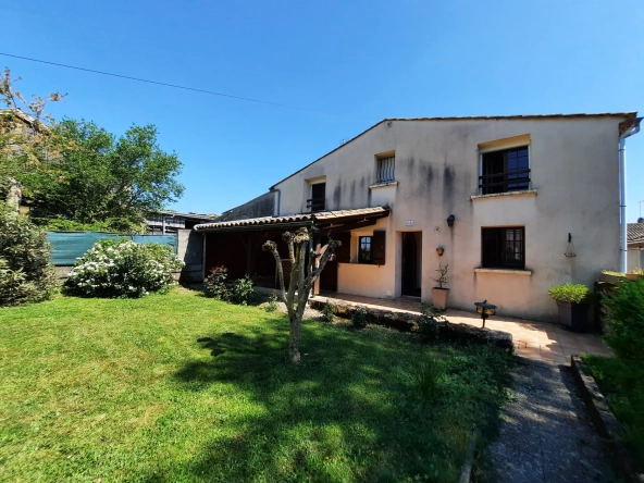 Maison de bourg avec jardin et garage à Sauveterre de Guyenne