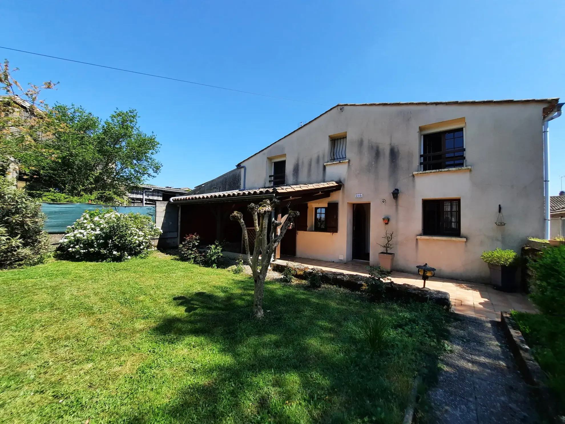 Maison de bourg avec jardin et garage à Sauveterre de Guyenne 