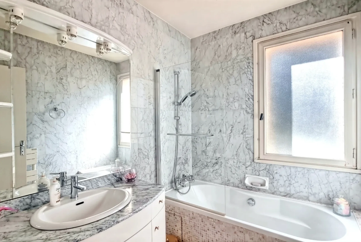 Appartement T4 lumineux avec 3 chambres, balcon et garage à Lempdes 