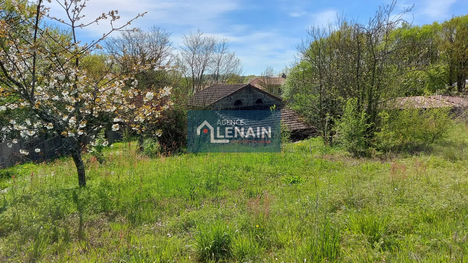 Terrain à bâtir de 3538 m² près des Herbiers en Vendée 