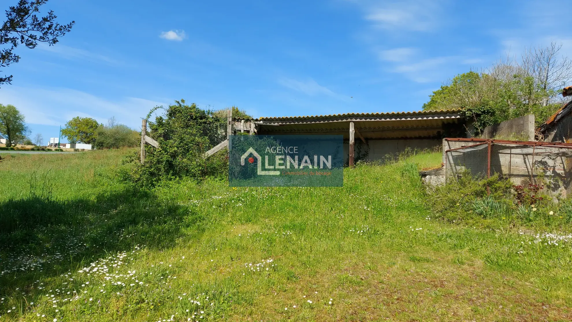 Terrain à bâtir de 3538 m² près des Herbiers en Vendée 