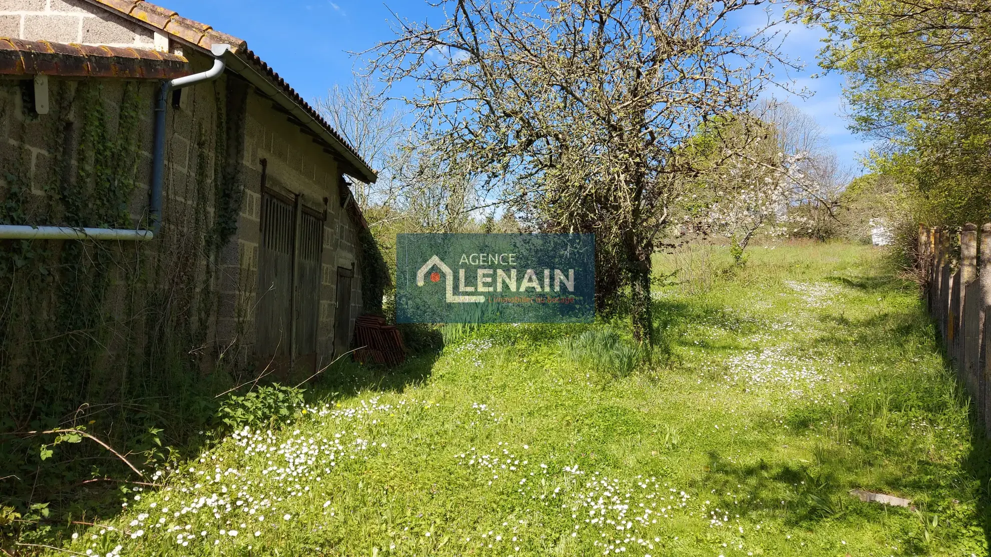 Terrain à bâtir de 3538 m² près des Herbiers en Vendée 