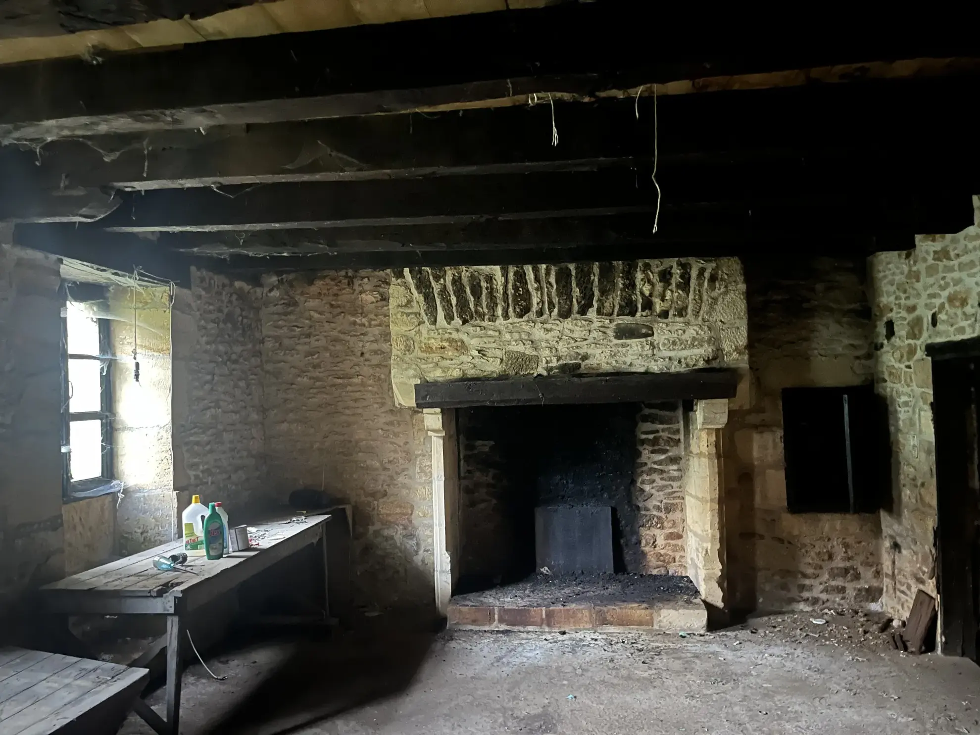 Ensemble de maisons en pierres à restaurer à Proissans, proximité Sarlat 