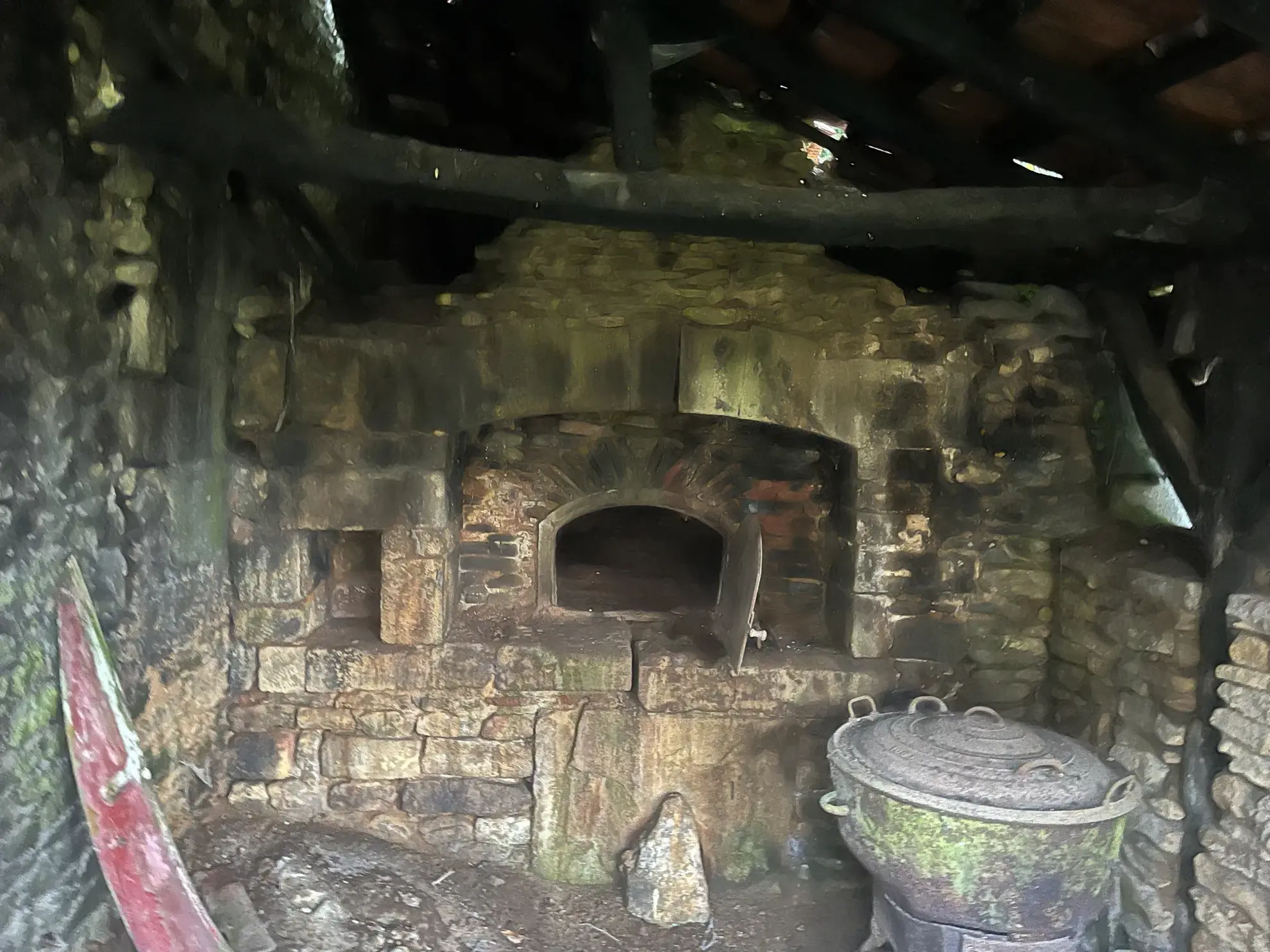 Ensemble de maisons en pierres à restaurer à Proissans, proximité Sarlat 