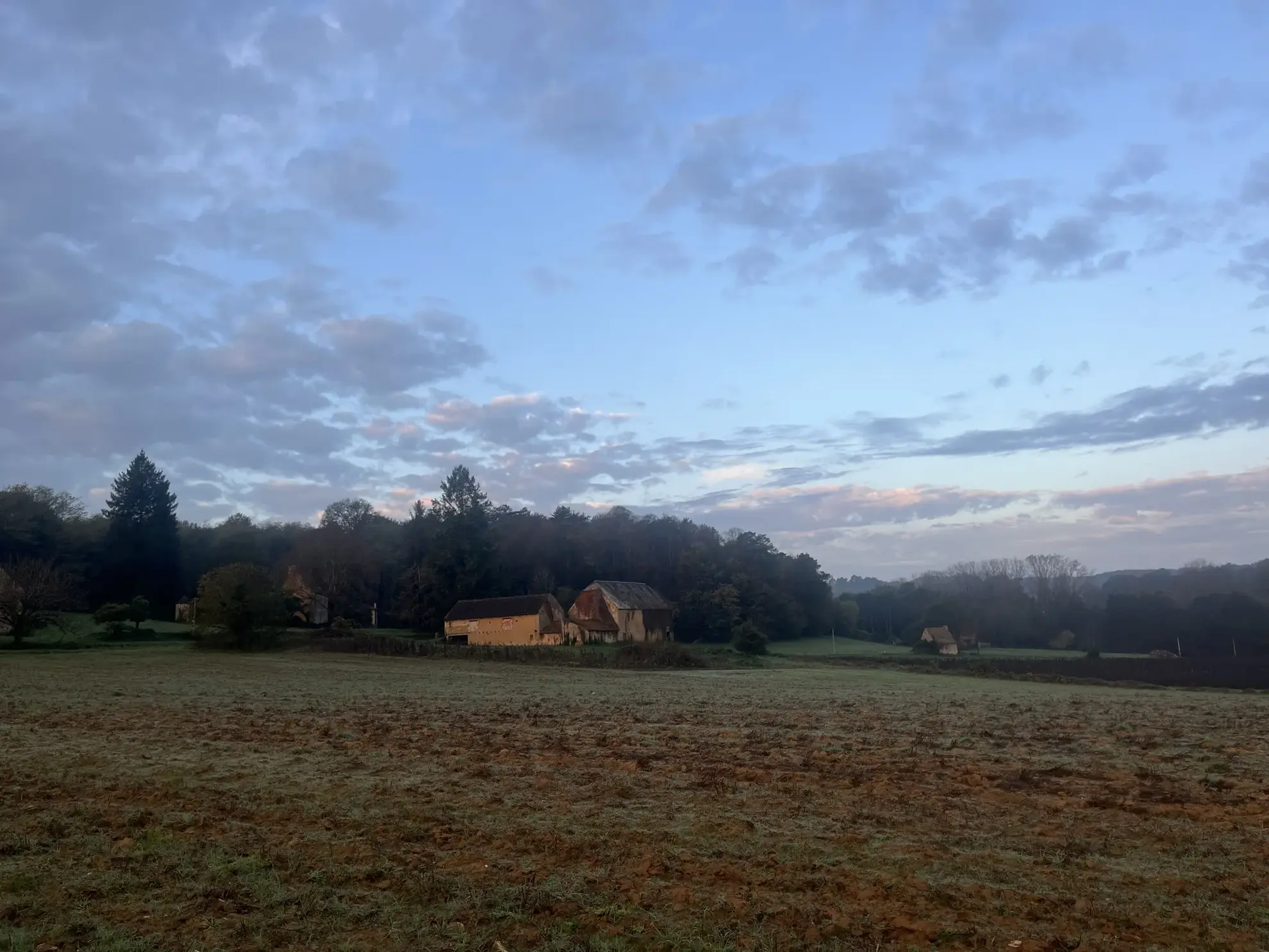 Ensemble de maisons en pierres à restaurer à Proissans, proximité Sarlat 