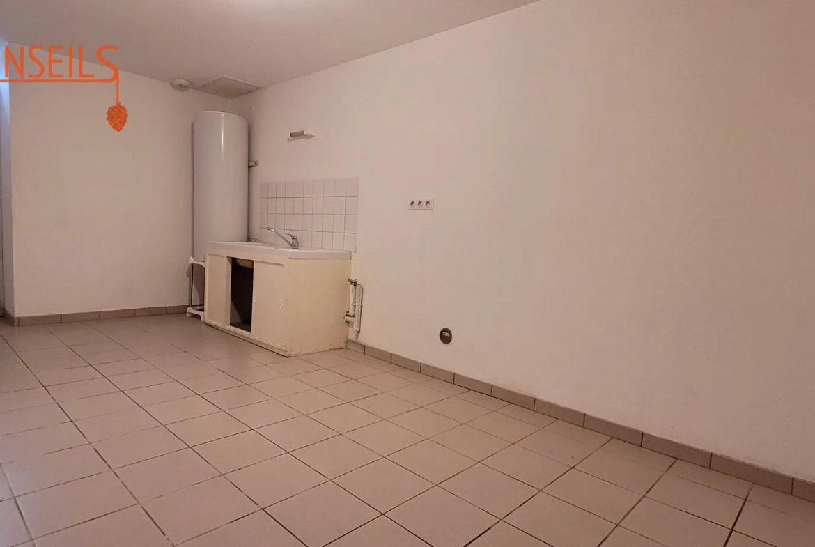 Charmante maison en pierre rénovée avec 3 chambres et bureau à La Chapelle Glain 