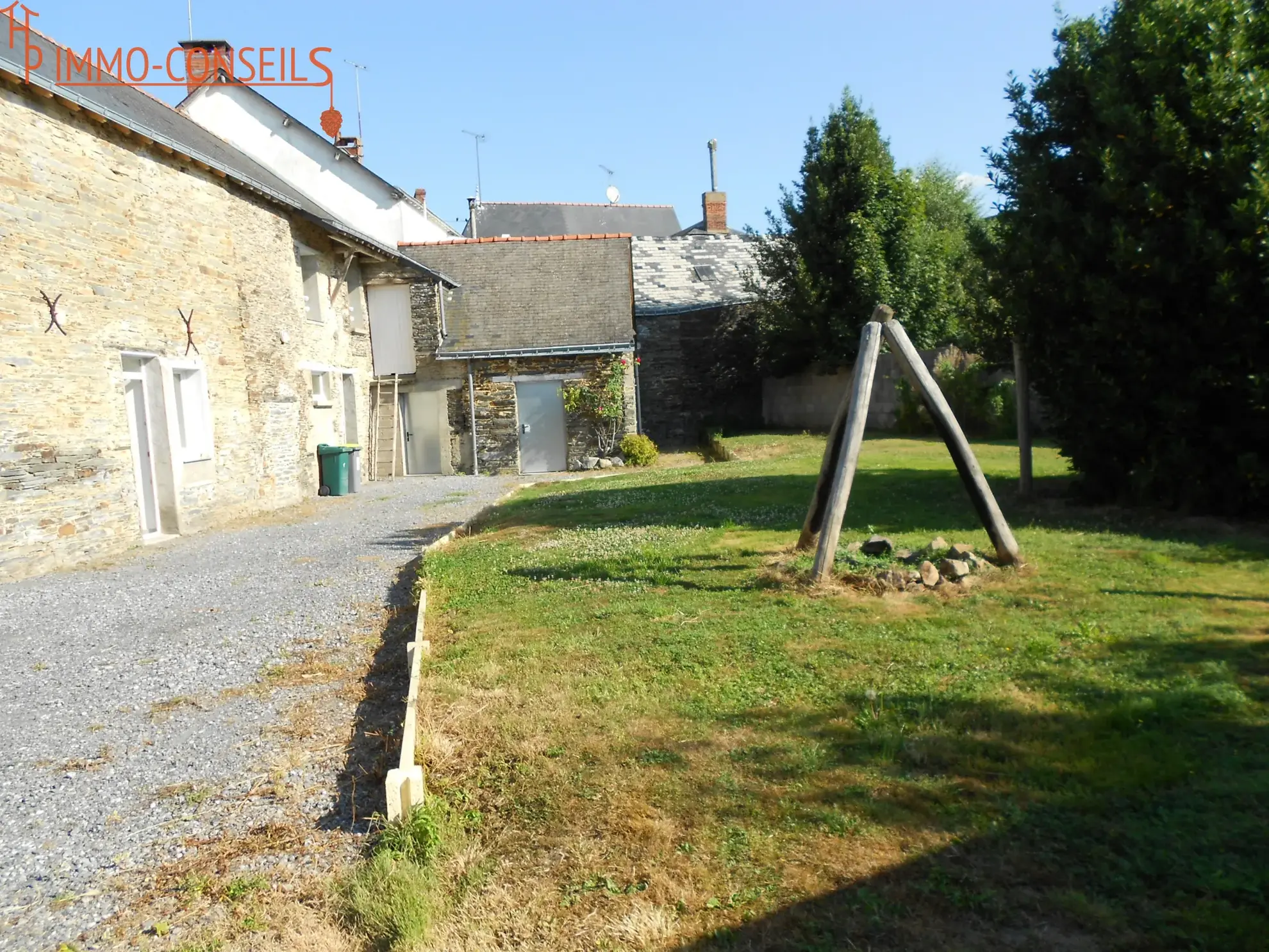 Charmante maison en pierre rénovée avec 3 chambres et bureau à La Chapelle Glain 