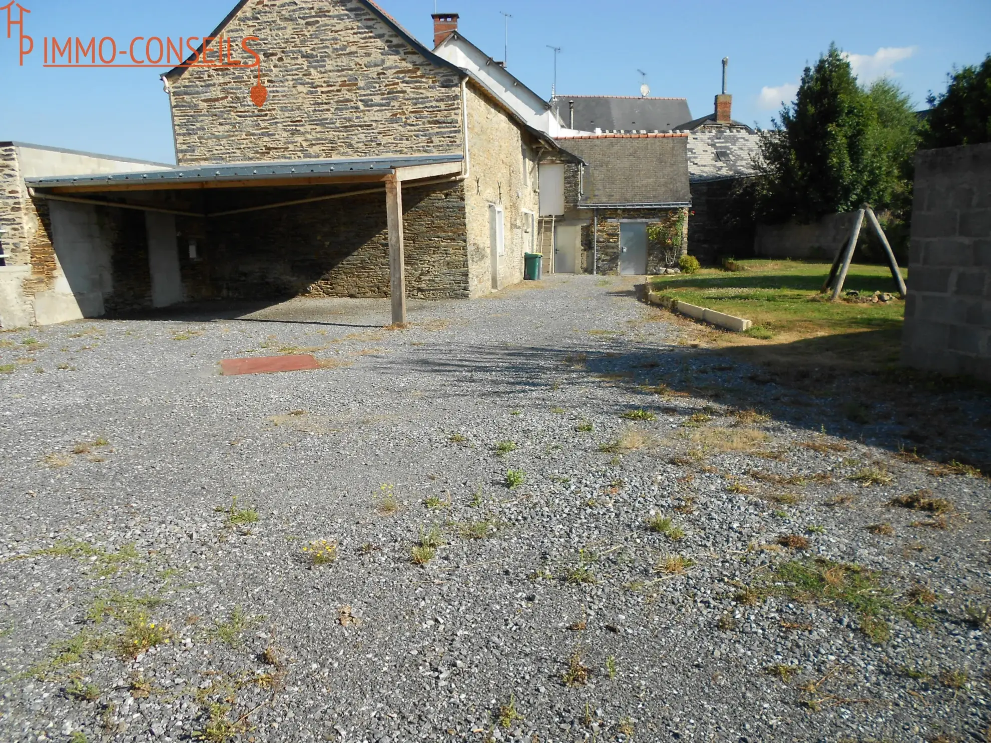 Charmante maison en pierre rénovée avec 3 chambres et bureau à La Chapelle Glain 