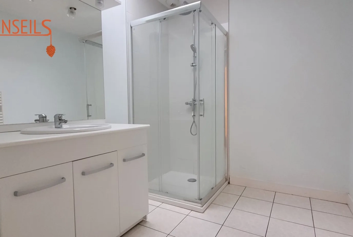 Charmante maison en pierre rénovée avec 3 chambres et bureau à La Chapelle Glain 