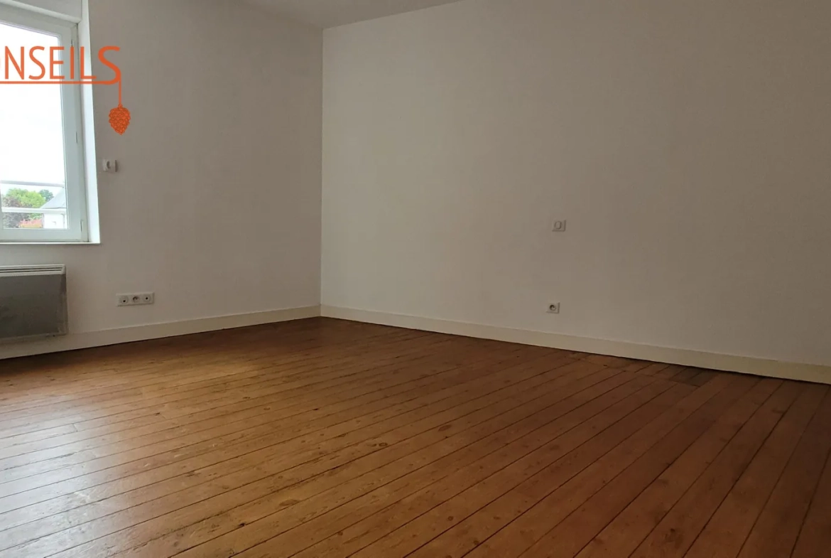 Charmante maison en pierre rénovée avec 3 chambres et bureau à La Chapelle Glain 