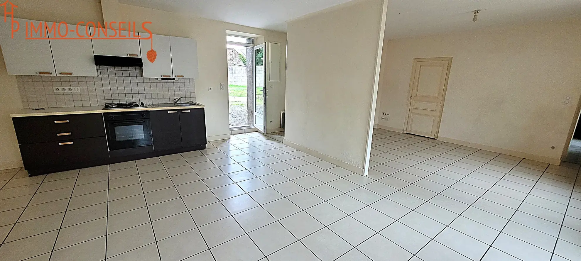 Charmante maison en pierre rénovée avec 3 chambres et bureau à La Chapelle Glain 