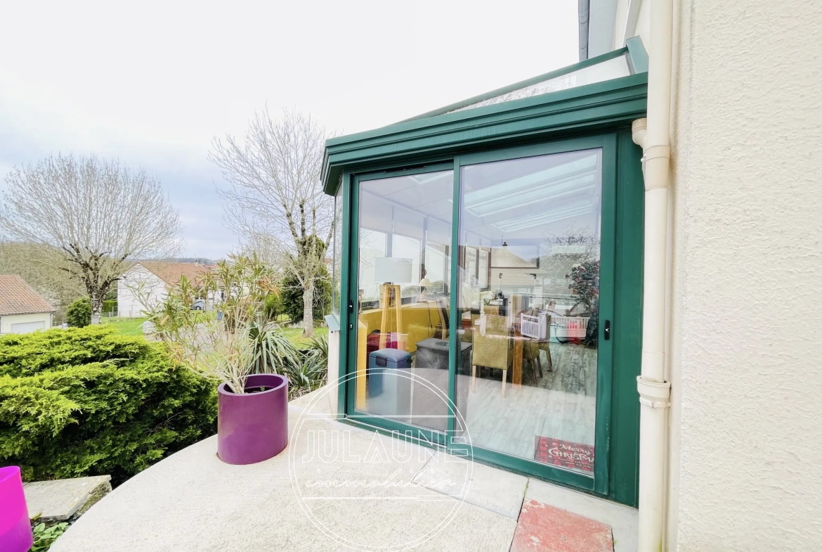 Maison familiale à Isle avec 4 chambres, véranda chauffée et jardin oasis 