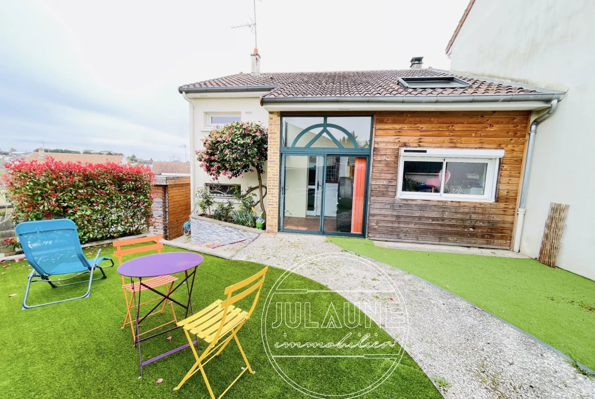 Maison familiale à Isle avec 4 chambres, véranda chauffée et jardin oasis 