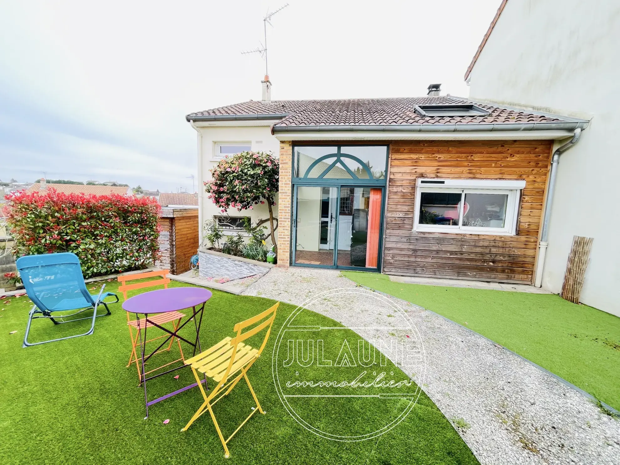 Maison familiale à Isle avec 4 chambres, véranda chauffée et jardin oasis 