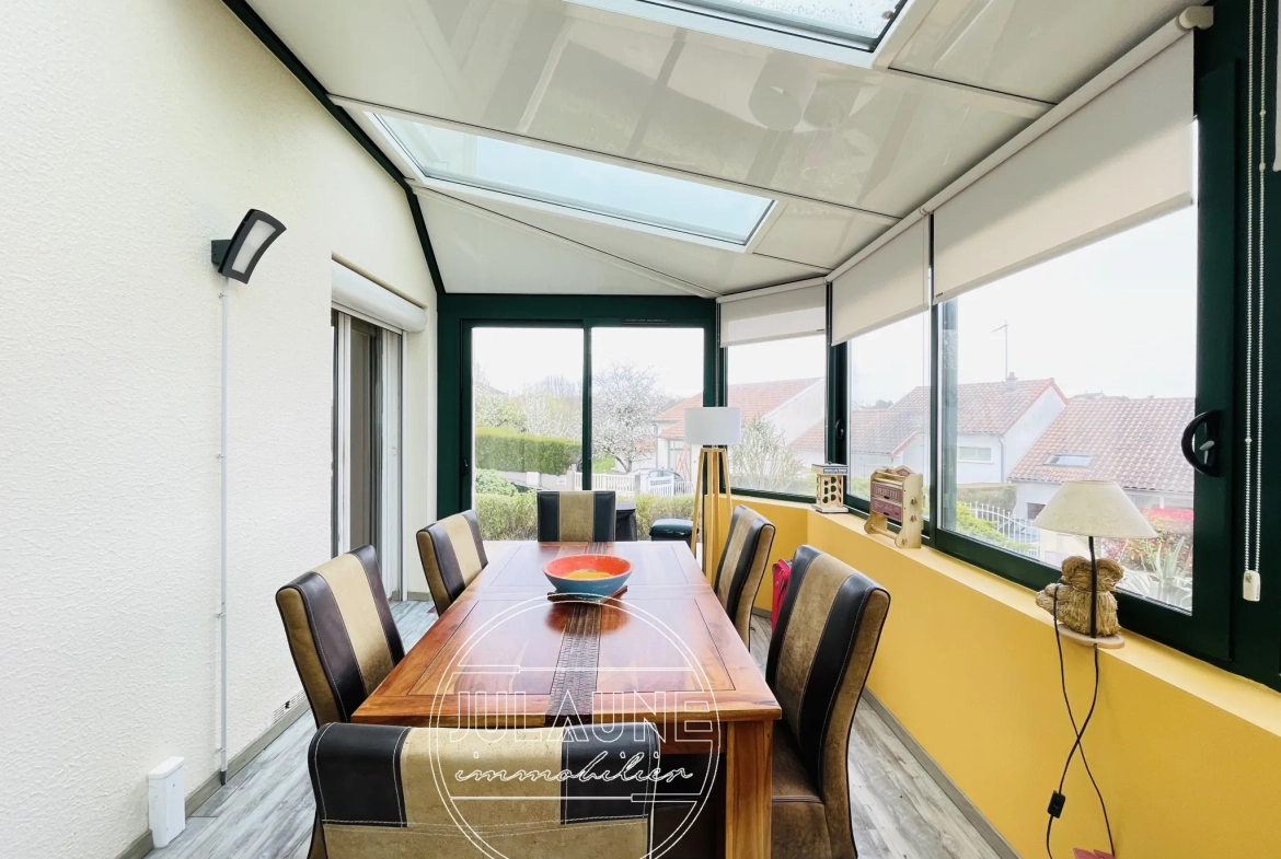 Maison familiale à Isle avec 4 chambres, véranda chauffée et jardin oasis 