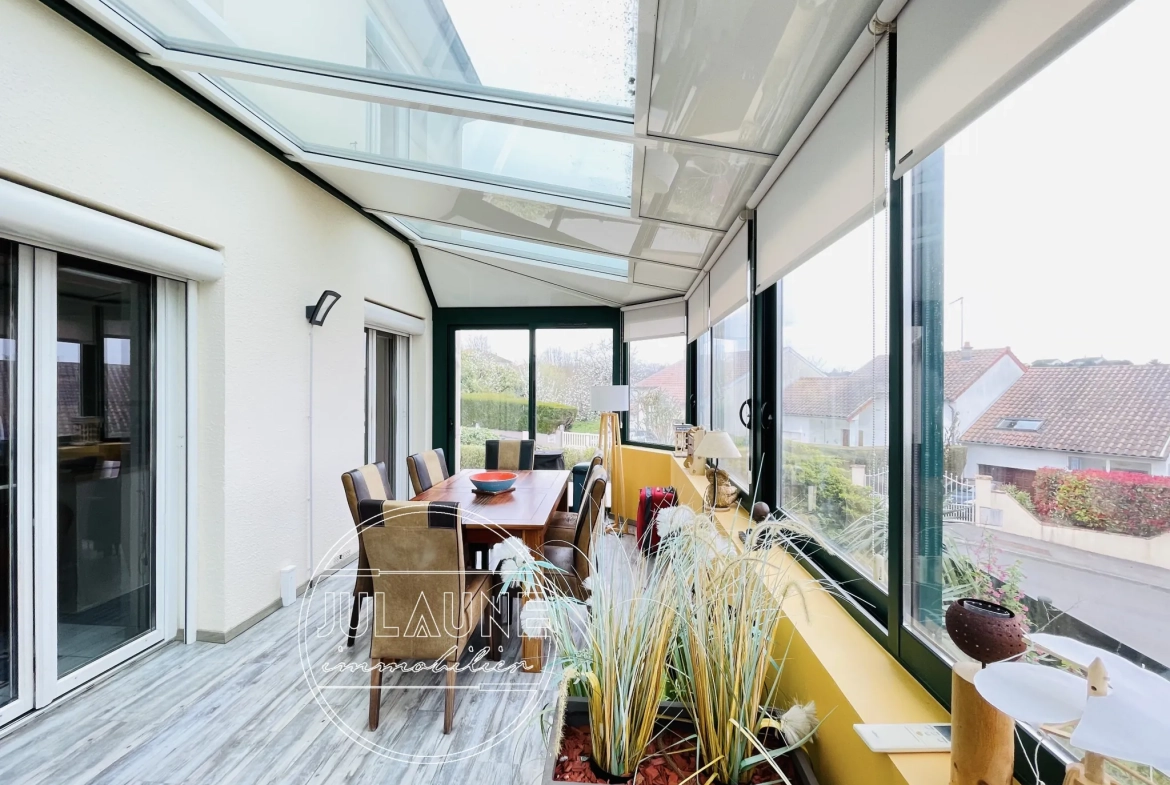 Maison familiale à Isle avec 4 chambres, véranda chauffée et jardin oasis 