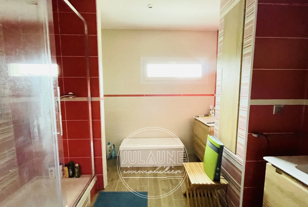 Maison familiale à Isle avec 4 chambres, véranda chauffée et jardin oasis 
