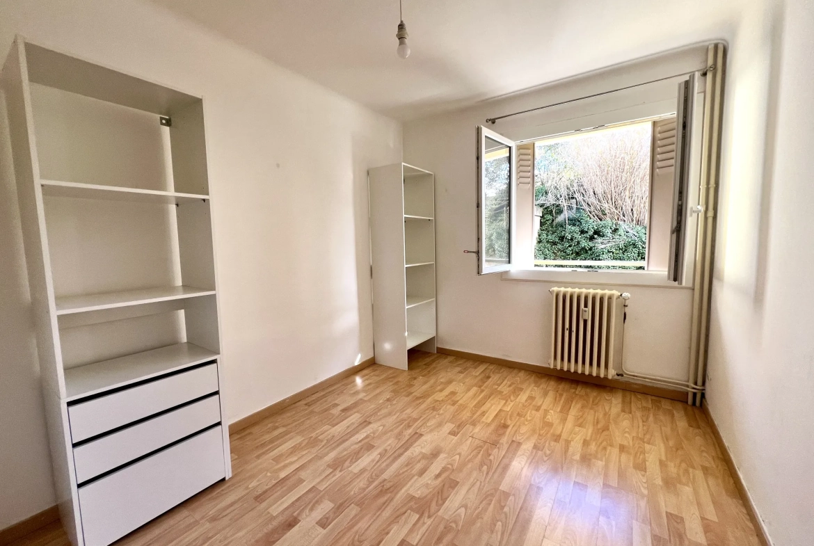 Appartement T4 rénové avec balcon et garage à Carcassonne 